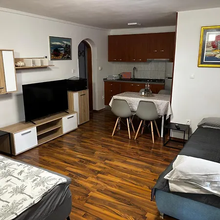 Rozi Apartman *