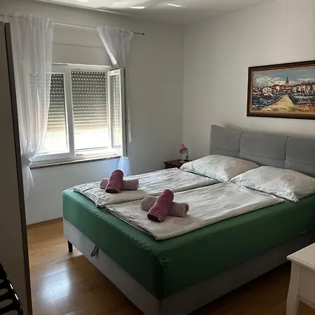 Apartment Rozi *